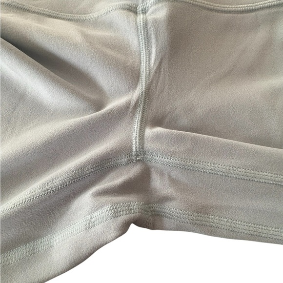 🖤🤍Like New LULULEMON Women's light robins egg blue leggings.  Size 4 - Picture 2 of 6